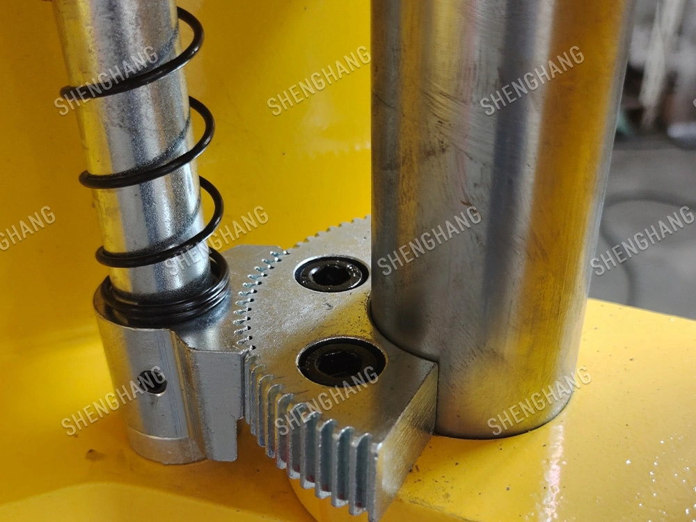 The safety lock is tightlyengaged