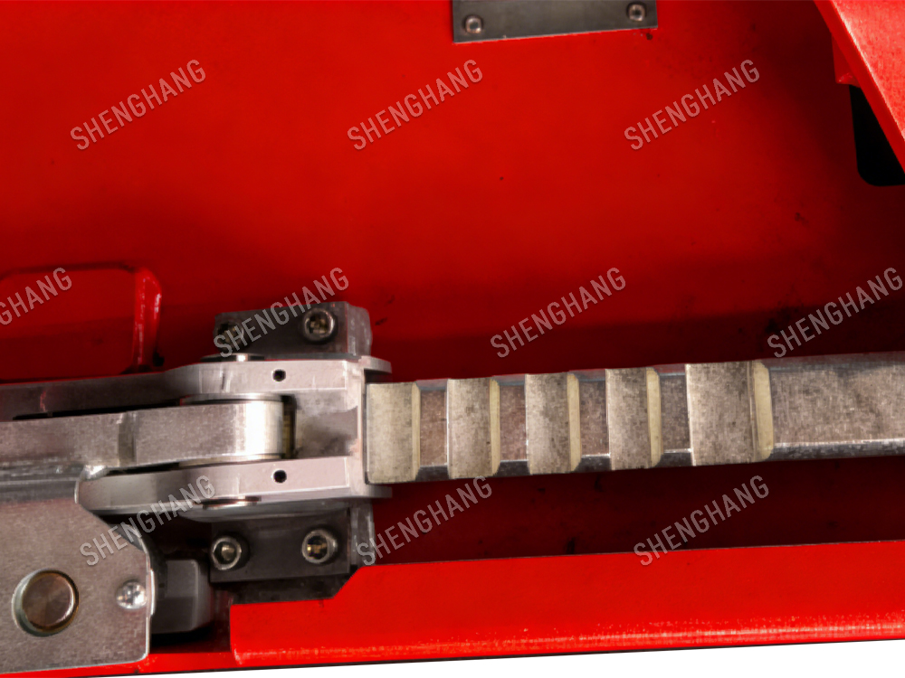 The lifting mechanical lock is automatically locked and pneumatically unlocked 