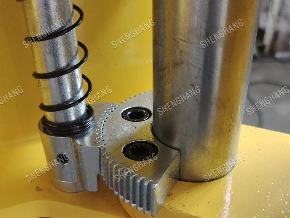 The safety lock is tightlyengaged